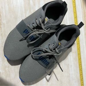 Men’s like new gray Puma tennis shoes, size 8